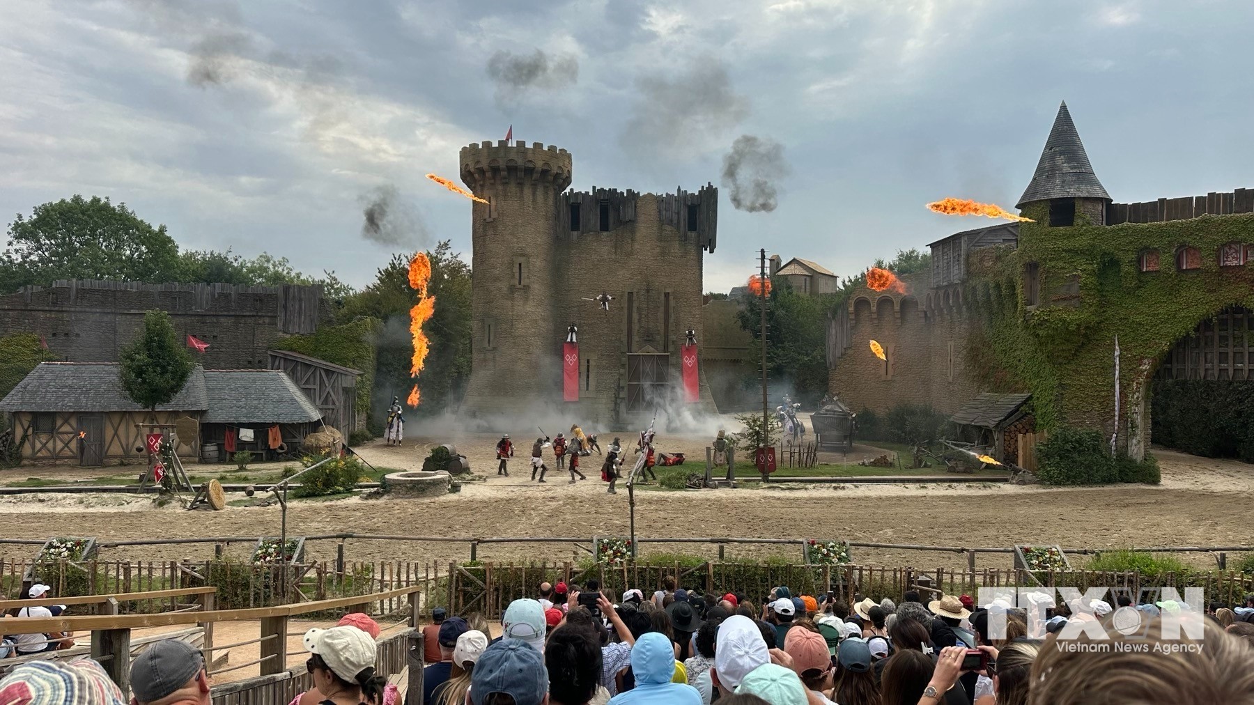 Một cảnh sân khấu với khói lửa và nghệ thuật trình diễn đỉnh cao trong tiết mục Les Vikings với khán đài quay 360 độ. (Ảnh: Đào Dũng/TTXVN)